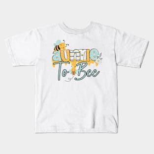 Auntie to bee-Buzzing with Love: Newborn Bee Pun Gift Kids T-Shirt